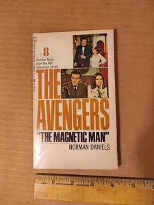 The Avengers #8 "The Magnetic Man" by Norman Daniels 1968 TV Show Tie In - Imagen 1 de 4