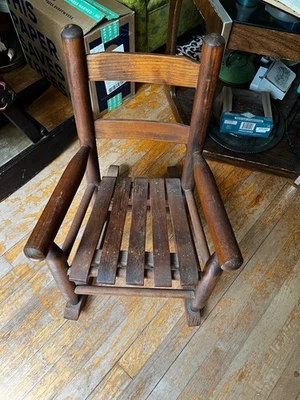 Mecedora infantil vintage de roble macizo Foto 1 de 4