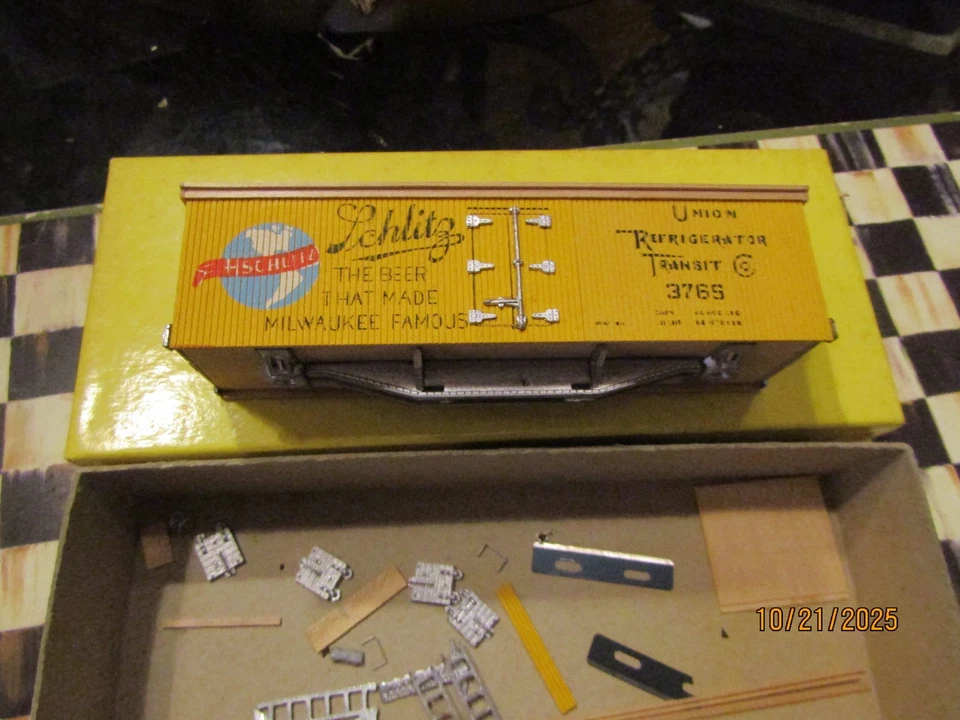 Vintage Main Line HO Private Owner Reefer Schlitz Beer URT 3765 Wood Metal Kit - Image 1 of 4