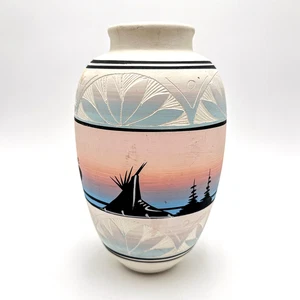 Jarrón de cerámica Navajo grabado pintado a mano firmado Sagg 9,5" H 6" W - Imagen 1 de 12