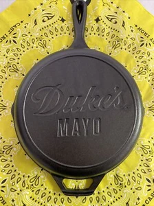 Sartén sazonada de hierro fundido Lodge Collectible Duke's Mayo de 10 1/4" - Imagen 1 de 5