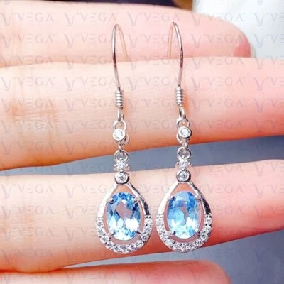 Pendiente de topacio azul natural y diamantes de corte ovalado de 4,50 quilates enchapado en oro blanco de 14K Foto 1 de 4