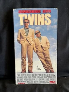 TWINS - Arnold Schwarzenegger, Danny DeVito - 1988 VHS - Clean - No Mold! Nice! - Picture 1 of 5