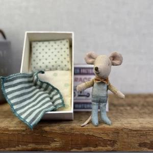 Maileg Little Brother In Matchbox - Retired 2019 - Little Brother With Bow & Bed - Bild 1 von 14