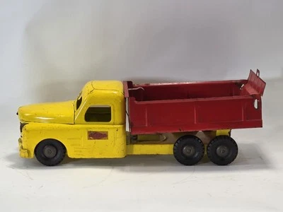 Camión de volteo rojo de acero prensado estructural vintage de los años 40 con motor de bola de fuego. Foto 1 de 4