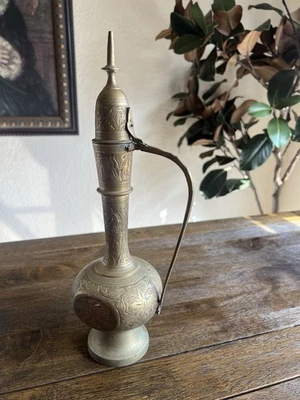 Botella Genie tetera grabada de latón vintage con tapa con bisagras rota - falta boquilla Foto 1 de 4