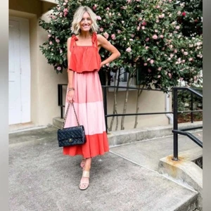 Petal & Pup Jayde Midikleid Colorblock abgestuft Rüschen Bindeband rostfarben Medium 95 $ - Bild 1 von 12