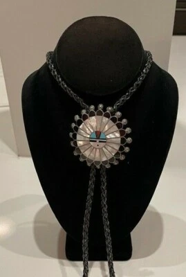 Corbata Zuni Nativo Americano Hecha a Mano Plata Esterlina e Incrustación Cara de Sol Bolo Foto 1 de 3