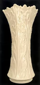 Jarrón Lenox China Woodland - Patrón de hoja de acanto en relieve - Color marfil - 8,25" - Imagen 1 de 13