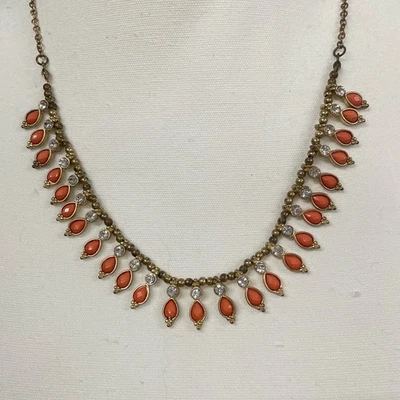 Collar con cuentas de piedra coralina y diamantes de imitación tono dorado bisutería Foto 1 de 4
