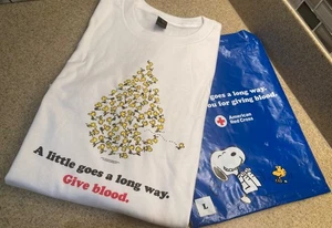 Camiseta grande de la Cruz Roja Americana Peanuts Woodstock Snoopy Give Blood 2025 - Imagen 1 de 4
