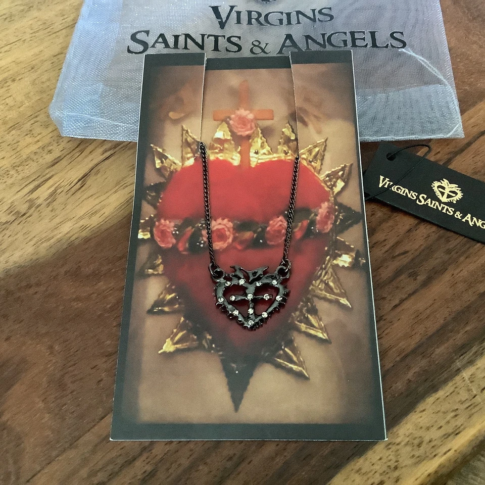 Nuevo VSA Vírgenes Santos y Ángeles Gunmetal Reina de Corazones Cristal Logo Collar Foto 1 de 4
