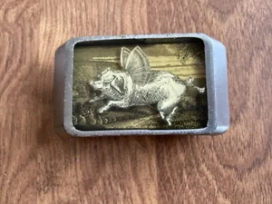 Hebilla de cinturón de cerdo volador vintage y rara de Aly Art - Imagen 1 de 3
