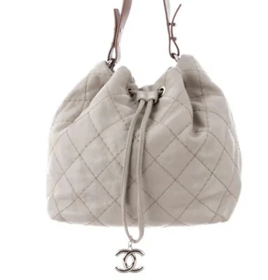 Chanel Crema “On the Road” Cuero Caviar Esmaltado, Bolso Cubo Matelassé Foto 1 de 2