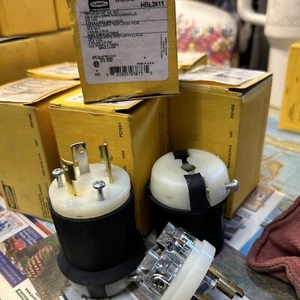 (2) Hubbell 2611 HBL2611 Insulgrip Twist-Lock 2-pole 3-wire 30A 125V NIB - Picture 1 of 4