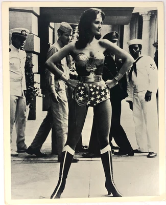 Lynda Carter Wonder Woman 8x10 Celebrity Original Photo - Image 1 of 4