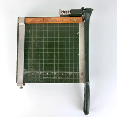 Cortador de papel vintage 9" base de madera con resorte verde Foto 1 de 4