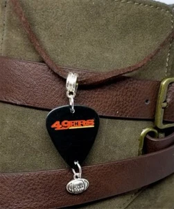 Collar pick de guitarra San Francisco 49ers en cordón de gamuza marrón con dije de fútbol americano - Imagen 1 de 1