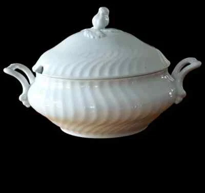 White Oval Porcelain Soup Tureen With Lid NICOLE Swirl Kaiser W. Germany - Image 1 of 4