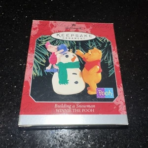 Winnie Puuh Building A Snowman 1998 Hallmark Christbaumschmuck - Bild 1 von 15
