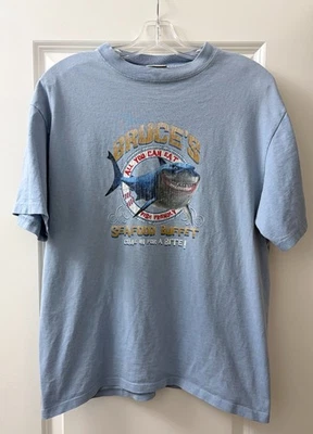 Camisa Buffet Bruce’s Seafood Disney Store M Azul Encontrando Nemo Tubarão - Imagem 1 de 4