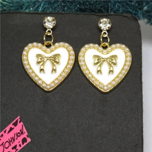 Lo último Moda Esmalte Blanco Lindos Arco Corazón Cristal Mujeres Soporte Joyería Pendientes - Imagen 1 de 4