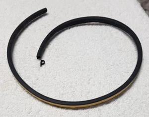 Excluidor de tiro autoadhesivo sello de goma EPDM perfil P de 5 m - Imagen 1 de 4