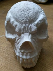LARGE PLASTER VAMPIRE SKULL (paint your own!) decorate crafts etc 11x12x15.5cm - Picture 1 of 7