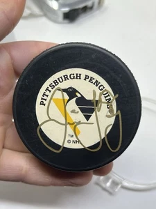 Disco de hockey firmado vintage de los Pittsburgh Penguins de la NHL autógrafo desconocido - Imagen 1 de 8