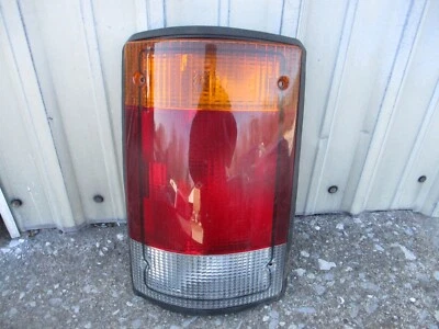 Lámpara trasera izquierda Ford E150-E350 92-94 Foto 1 de 3