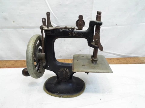 Childs Singer Toy Sewing Machine Cast Iron 7 spoke Sewhandy Hand Crank Sew Handy Cover