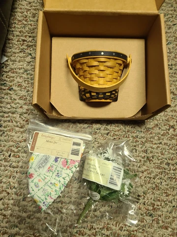 LONGABERGER COLLECTORS CLUB MAY SERIES MINIATURE DAISY BASKET SET Cover