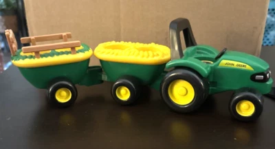 John Deere para niños 1 tractor y 2 remolques con juguete de sonido de Tomy Foto 1 de 4