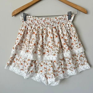 Pantaloncini Altar’d State floreali pizzo volant arancione avorio taglia grande L elasticizzati difetti - Foto 1 di 14