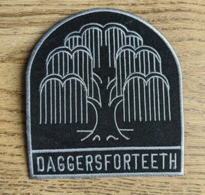 DAGGERS FOR TEETH Patch Punk Metal Rock Denim Leather Jacket Sew-On Iron-On - Picture 1 of 3