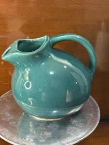 USA Art Pottery Tilted Ball Pitcher w Ice Lip Green Glazed 1950s Mod Vintage 025 - Picture 1 of 7