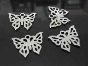 2pz ciondolo farfalla in acciaio inox 14,5x10mm colore argento scuro bijoux - Foto 1 di 1