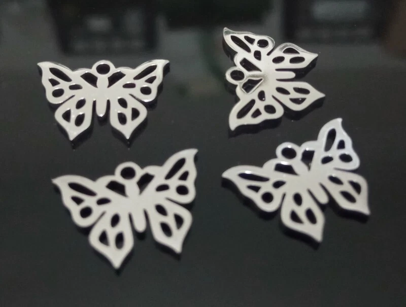 2pz ciondolo farfalla  in acciaio inox 14,5x10mm colore argento scuro bijoux - Immagine 1 di 1