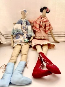 Tilda Puppen Handarbeit 2er Set mit Kleidern handgestrickt Strickjacken TallBoots - Bild 1 von 11