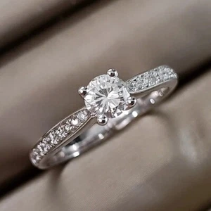 0,85 kt runder Moissanit Solitär Akzent Verlobungsring 14 K Weißgold plattiert - Bild 1 von 3