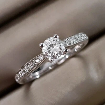 Anillo de compromiso solitario moissanita redondo de 0,85 quilates chapado en oro blanco de 14 quilates Foto 1 de 3