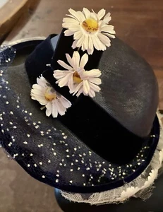 Sombrero vintage para mujer con cinta negra y margaritas/años 60/hecho a mano por Ethel Jacques - Imagen 1 de 8