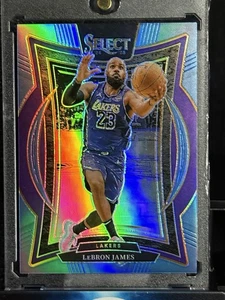 2024-25 PANINI SELECT #54 CONCORSO AZZURRO PRIZM LEBRON JAMES /299 - Foto 1 di 3