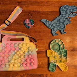 FOUR New Pop Fidget Toys Push Pop Bubble Toys- Dinosaur, Purse w zipper, heart - Picture 1 of 11