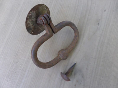Heurtoir Marteau de porte Anneau Clou Fer forgé ancien Largeur 13,5 cm - Photo 1/4