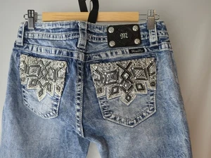 Pantalones de mezclilla Miss Me para mujer talla 29 FIRMA CON PUÑOS ajustados de colección84 entrepierna de diamantes de imitación 28" - Imagen 1 de 17