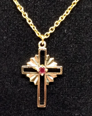 Pingente cruz vintage tom dourado com strass vermelho 17" colar de corrente - Imagem 1 de 4