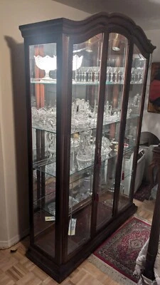 Gabinete/vitrina grande para curiosidades de madera y vidrio biselado Foto 1 de 4