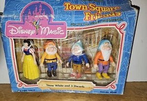Disney World Town Square Friends Blancanieves y 3 ENANOS Figuras Juguete Nuevo en Caja - Imagen 1 de 3