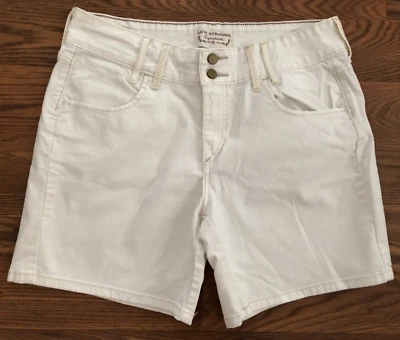 Женские джинсовые шорты Levi Strauss фирменный размер 10 (33x6,5) цвет слоновой кости белый - Изображение 1 из 4